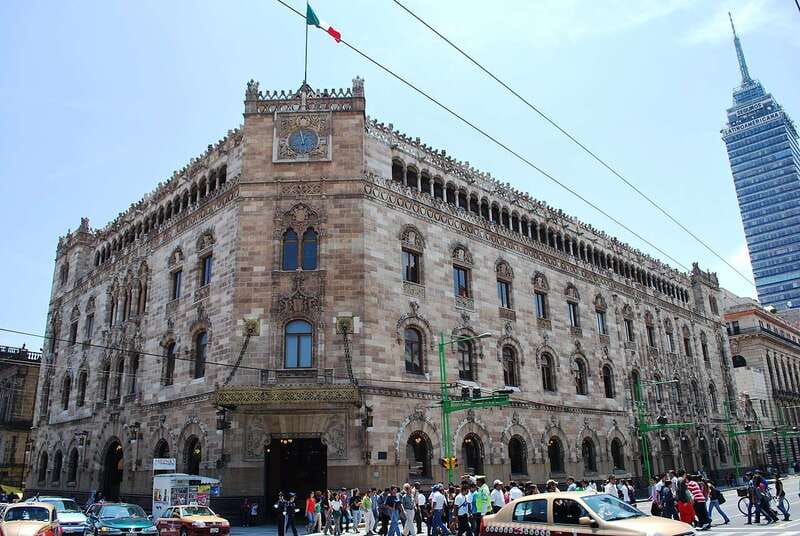 Mexico City Must-see Buildings & Palaces - Walking between the buildings
