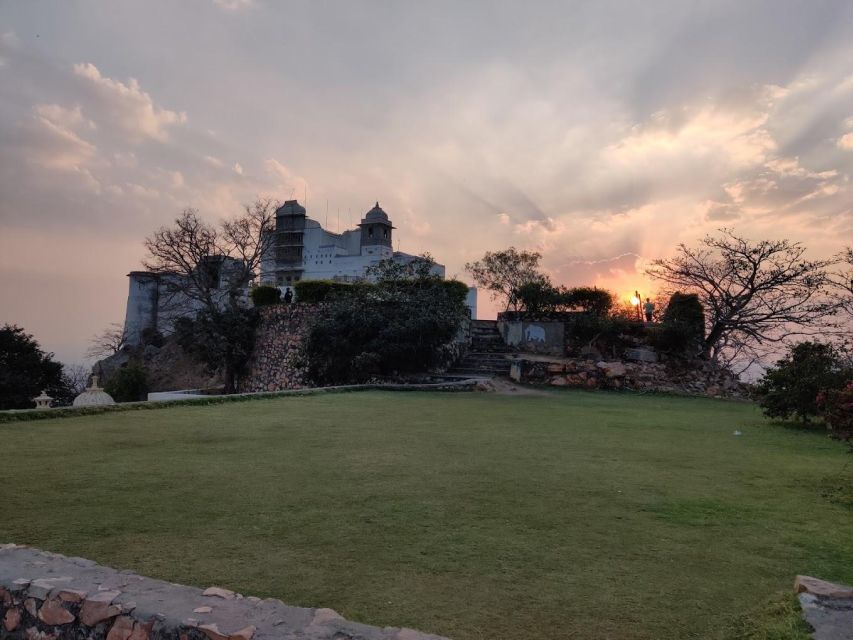 Monsoon Palace (Sajjangarh) E-bike Trail - Reaching the palace by e-bike