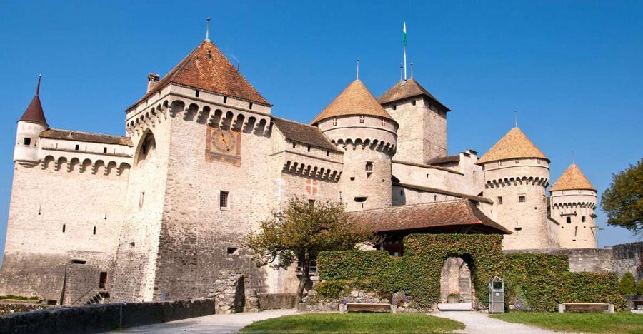 Montreux: Chateau Chillon Entrance Ticket - Entering the great halls of the Savoy period