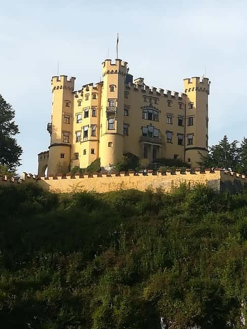 Munich: Neuschwanstein Castle and Linderhof Palace Day Trip - Leaving Munich early from Platform 27