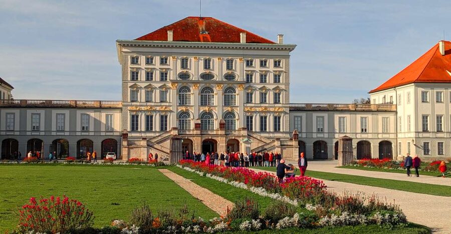 Munich: Nymphenburg Palace with official Guide - Starting outside with a royal love story