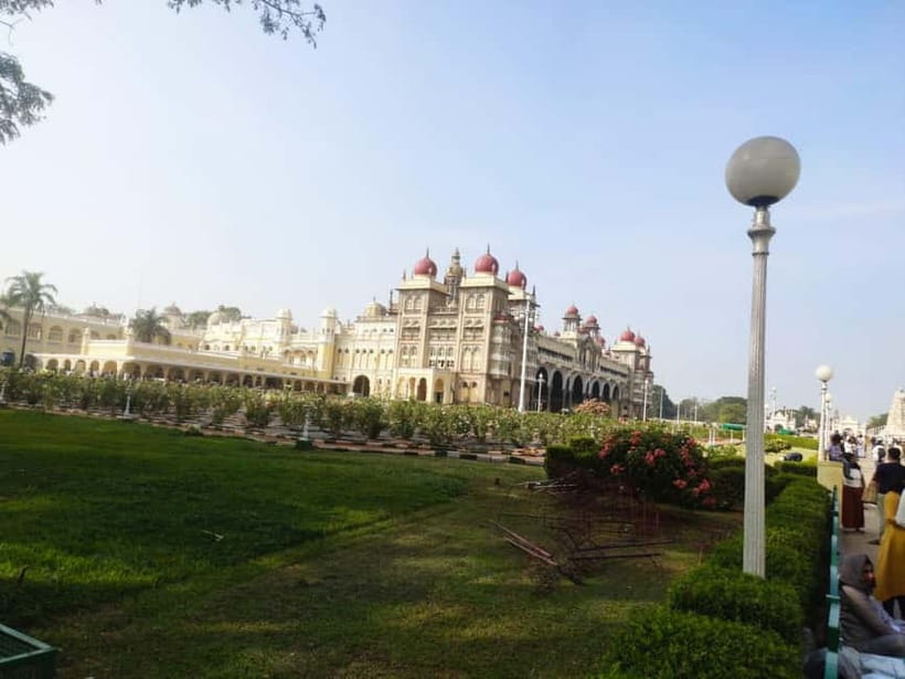 Mysore: Palace, Art Gallery & Devaraja Market Walking Tour - Jaganmohana Art Gallery: four floors of Mysore culture