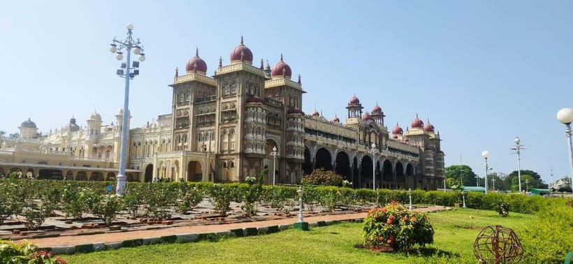 Mysore: Palace, Art Gallery & Devaraja Market Walking Tour - Meeting your guide at the palace gates