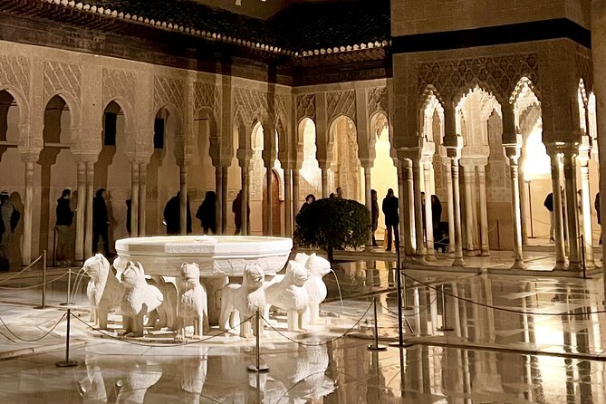 Night Tour of Alhambra and Nasrid Palaces + tickets - What the night atmosphere adds