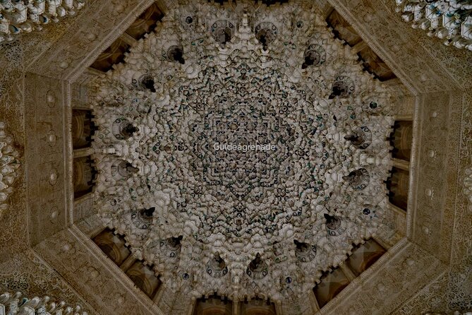 Night Tour of Alhambra and the Nasrid Palaces - What the night setting adds