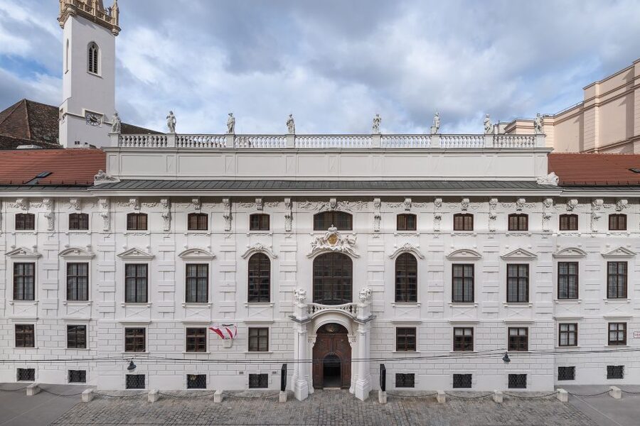 Palais Lobkowitz Audio Guide Tour - Entering Palais Lobkowitz in central Vienna