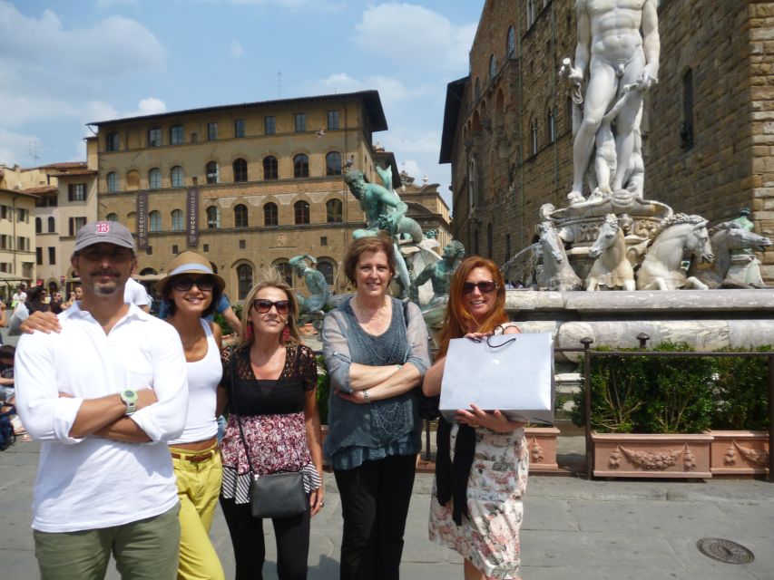 Palazzo Vecchio: Magnificent Private Tour - Meeting the guide beside Neptune’s Fountain
