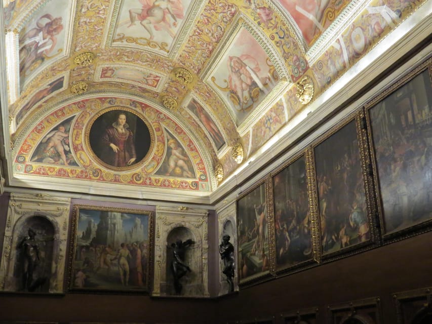 Palazzo Vecchio Secret Passages Tour & Lunch or "Gelato" - Meeting your guide inside Palazzo Vecchio