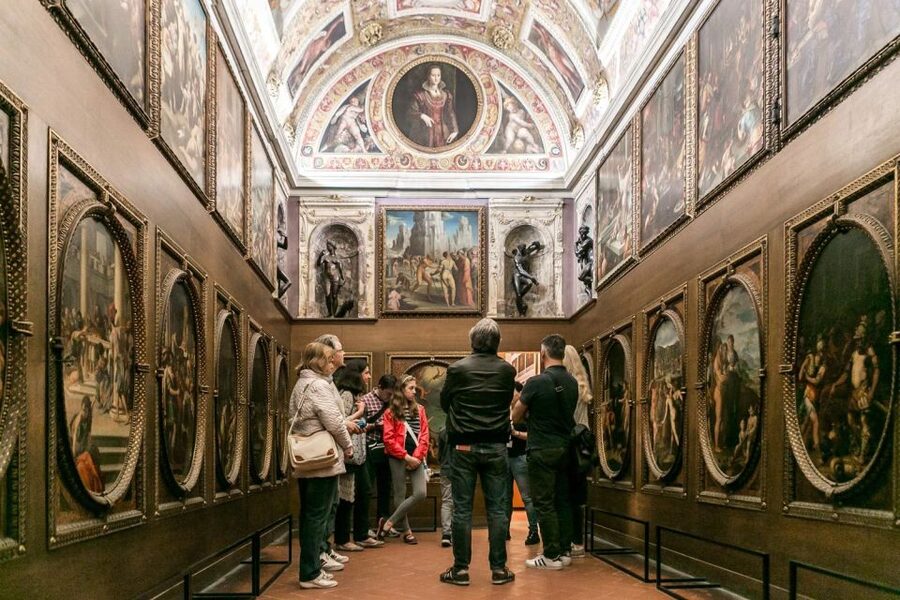 Palazzo Vecchio: Skip-the-Line Entry and Secret Passage Tour - The first secret doorway and the palace’s private side