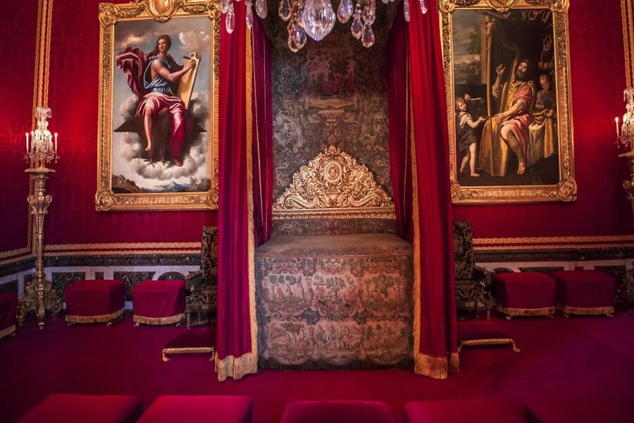 Paris: Palace of Versailles Private Tour with Transportation - Adding Château de Chantilly in eight hours