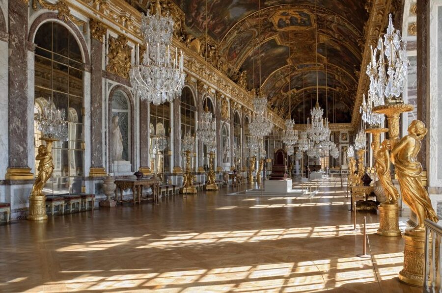 PARIS: Private transfer Château Versailles van 7 people 4H - Who should choose this Versailles transfer?