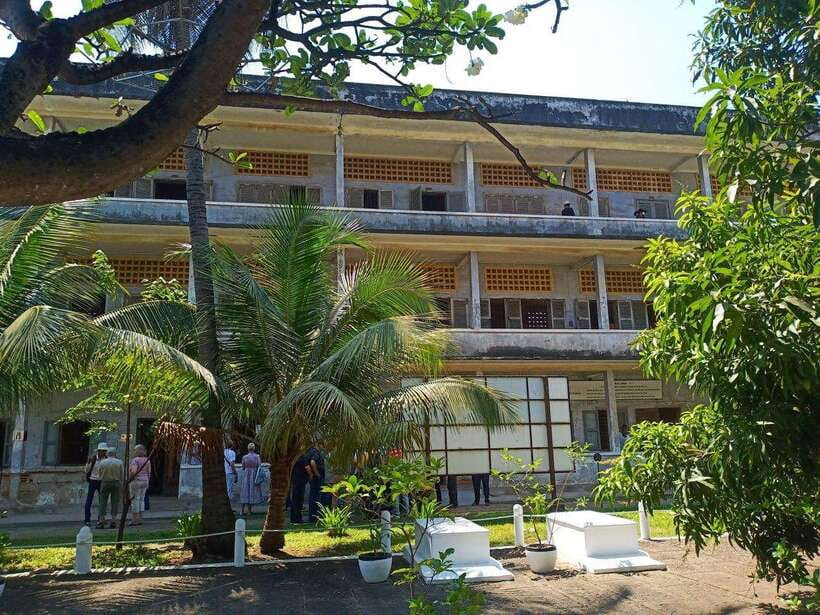 Phnom Penh: Full-Day City Tour with Royal Palace & Killing … - Entering Tuol Sleng’s former school