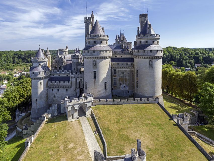 Pierrefonds: Château de Pierrefonds Entrance Ticket - Entering through the central courtyard
