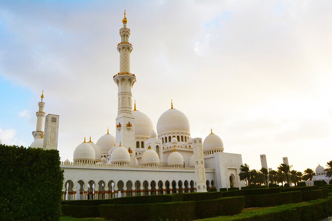 Private Full Day Tour Abu Dhabi City, Grand Mosque & Palace - Sheikh Zayed Grand Mosque deserves your full attention