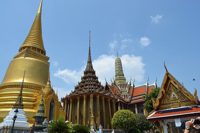 Private Grand Palace & Long-tail boat tour in Bangkok - A photo pause at Bangkok’s tallest Buddha