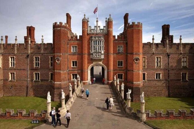 Private Guided Tour of Hampton Court Palace - Meeting Sheila at Hampton Court Palace