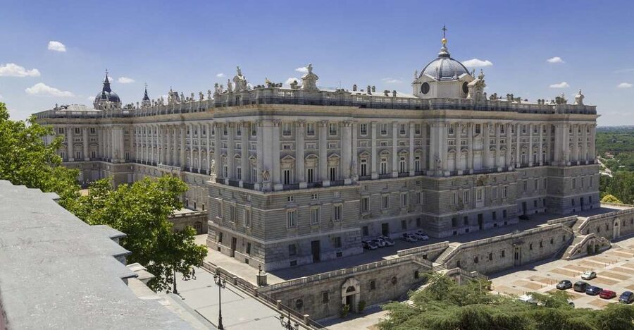 Private guided tour Royal Palace & Royal Collections Gallery - Entering a palace with more than 2,500 rooms