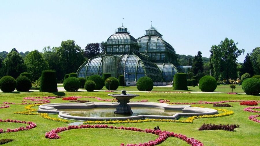 Private Schönbrunn Palace Tour: Entrance included - Entering the palace with reserved admission