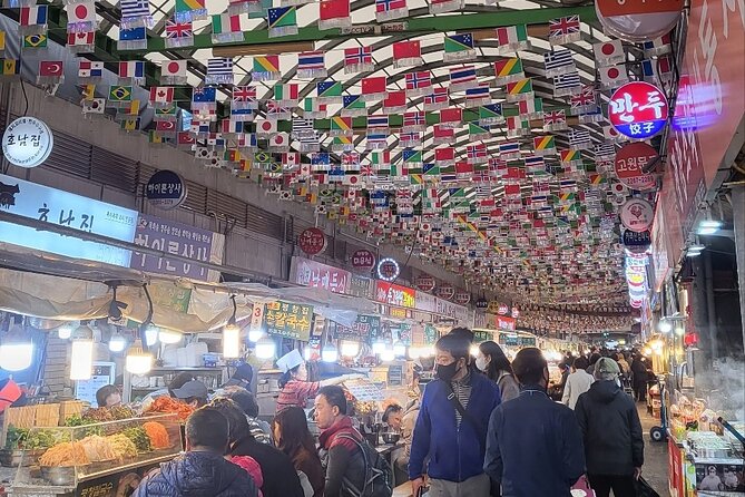 Private Seoul City Tour Palace, village, temple, market - Jogyesa Temple and the quiet start