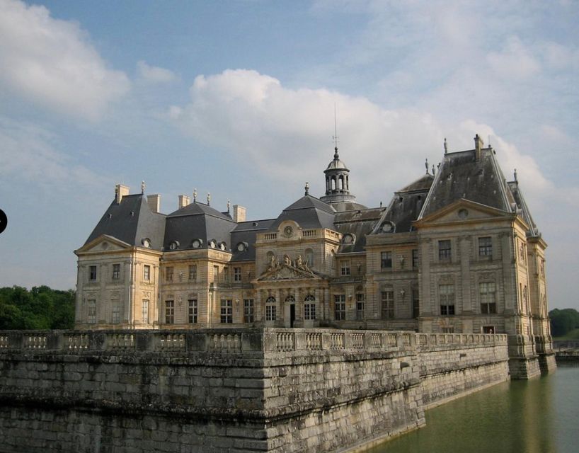 Private tour: Chateaux de Vaux le Vicomte & Fontainebleau - Leaving Paris in a private vehicle