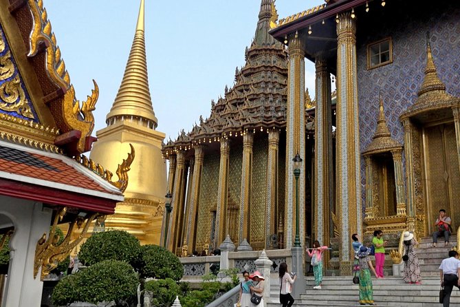 Private Tour: Grand Palace & Emerald Buddha Temple Experience - The value of a private guide in Bangkok