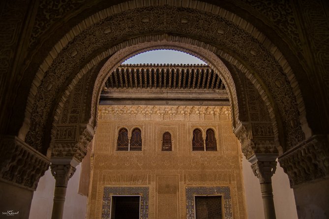 Private Tour to The Alhambra with Nasrid Palaces in Granada - Why the Alhambra works better with a guide