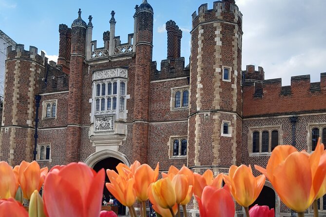 Private tour with an accredited expert guide Hampton Court Palace - Entering through the Tudor Gatehouse