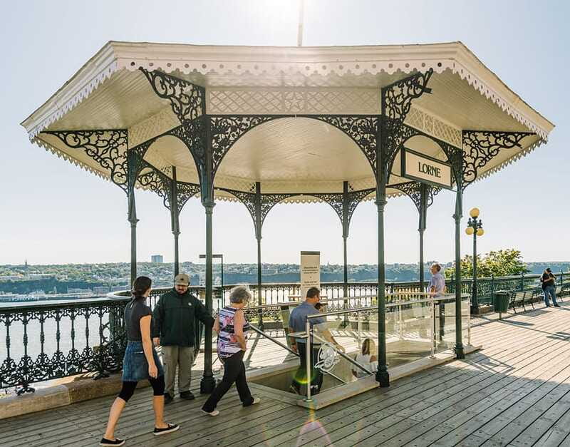 Québec City: Saint-Louis-Forts-and-Châteaux visit - Choosing between a live guide and the audio tour