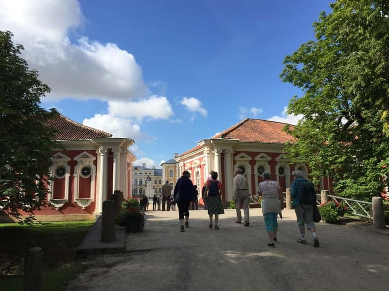 Riga: Bauska Castle, Rundale Palace and Hill of Crosses Trip - Crossing from Latvia into Lithuania