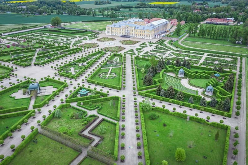 Riga: Hill of Crosses, Guided Rundale Palace & Bauska Castle - The guide can make or break the day
