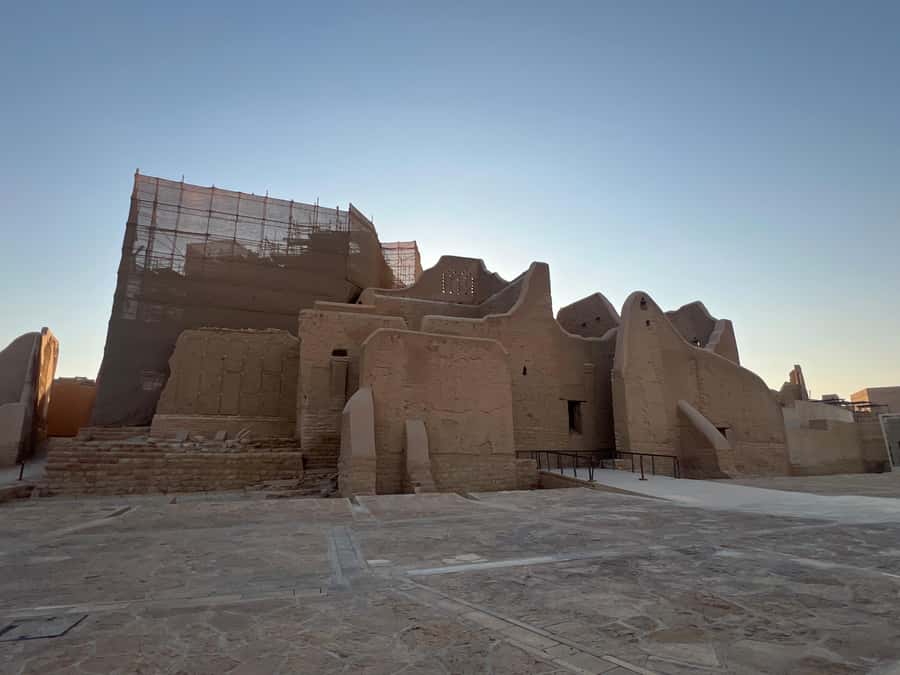 Riyadh: Masmak Fort, Souq AlZal, and Murabba Palace Tour - Souq AlZal, where old objects still change hands
