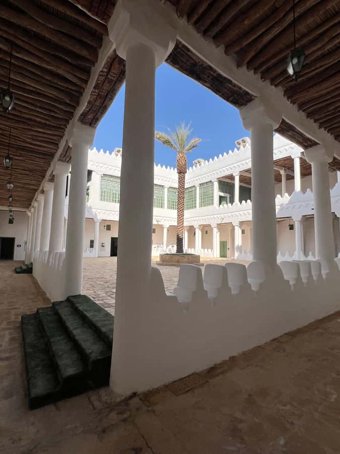 Riyadh: Masmak Fort, Souq AlZal, and Murabba Palace Tour - Guides, languages, and the pace of the day