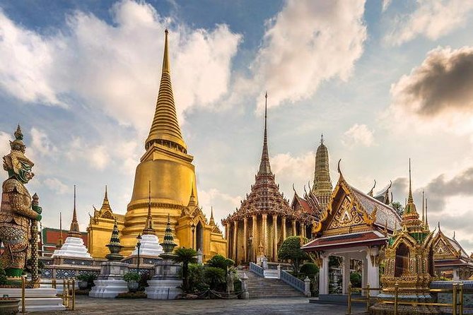 Royal Grand Palace and Bangkok Temples: Half Day Tour - Wat Traimit and Bangkok’s 5.5-ton Golden Buddha