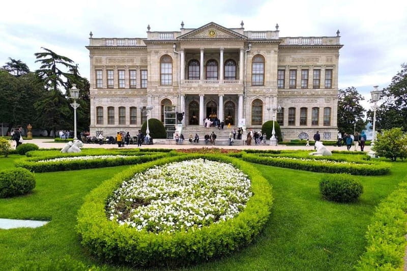 Royal Istanbul: Dolmabahce & Yildiz Palaces Entry Tickets - The chandelier and ceremonial rooms