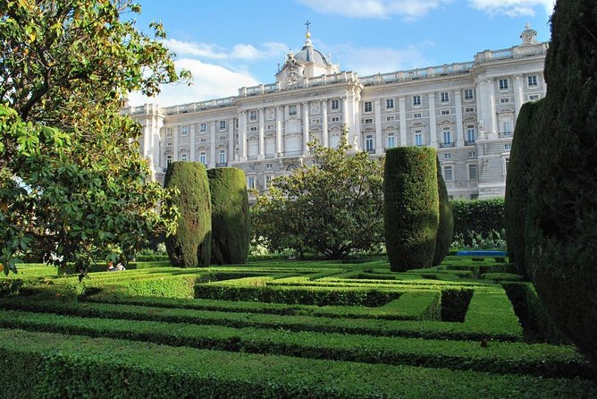 Royal Palace Guided Tour Small Group with Tickets - Who should book this experience