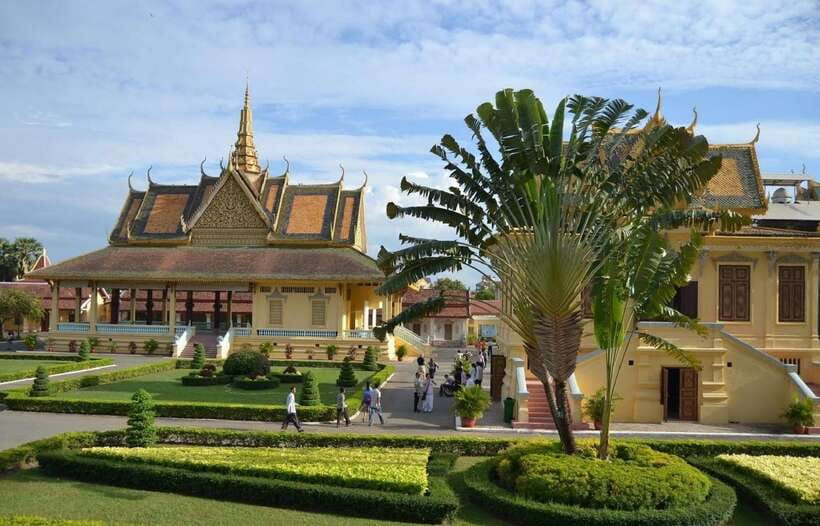 Royal Palace, National Museum & Wat Phnom with Private tour - Wat Phnom and the city’s 27-meter landmark
