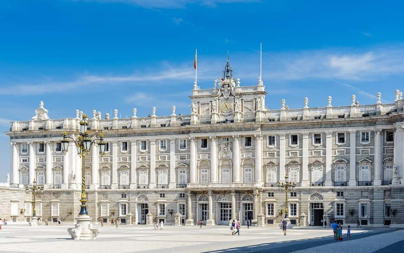 Royal Palace of Madrid: Private tour with entrance included - Meeting Philip IV in Plaza de Oriente