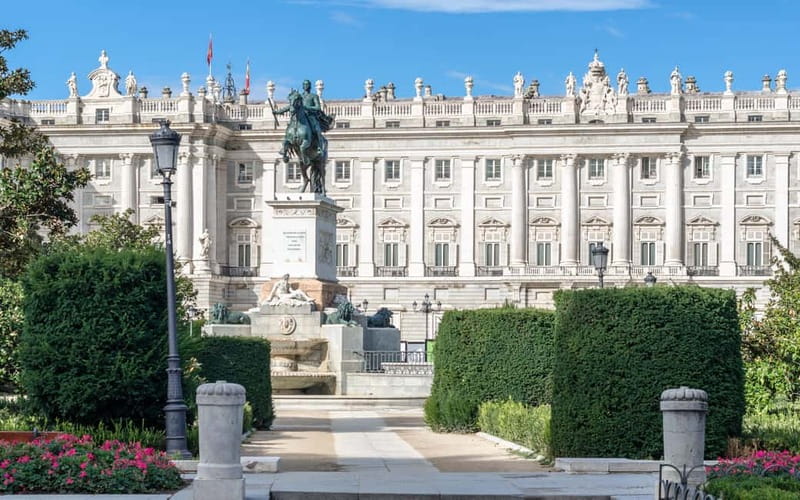 Royal Palace of Madrid: Private tour with entrance included - Campo del Moro and the western side