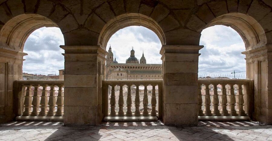 Salamanca: Monterrey Palace Audio-Guided Tour - Entering the family rooms