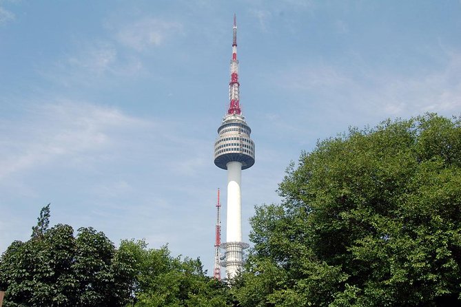Seoul City Sightseeing Tour Including Gyeongbokgung Palace, N Seoul Tower, and Namsangol Hanok Village - The ginseng center: useful information with a sales pitch
