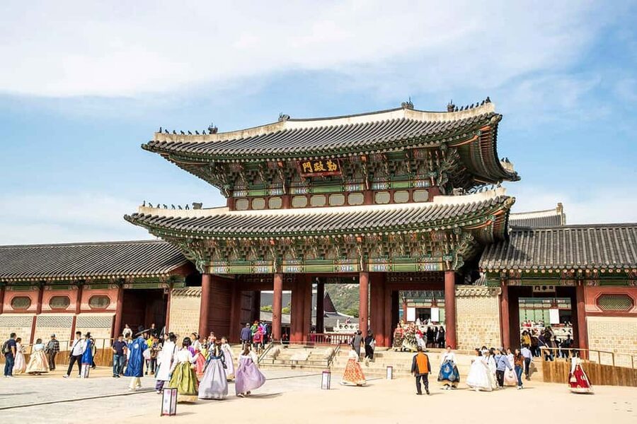 Seoul Day Tour: Gyeongbok Palace, Bukchon, Gwangjang Market - Why Seoul by night works so well