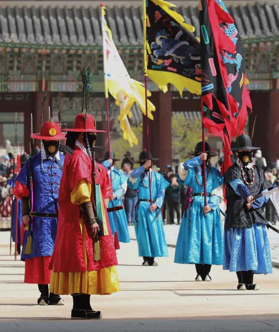 Seoul Day Tour: Gyeongbok Palace, Bukchon, Gwangjang Market - Bukchon Hanok Village: old houses, narrow lanes