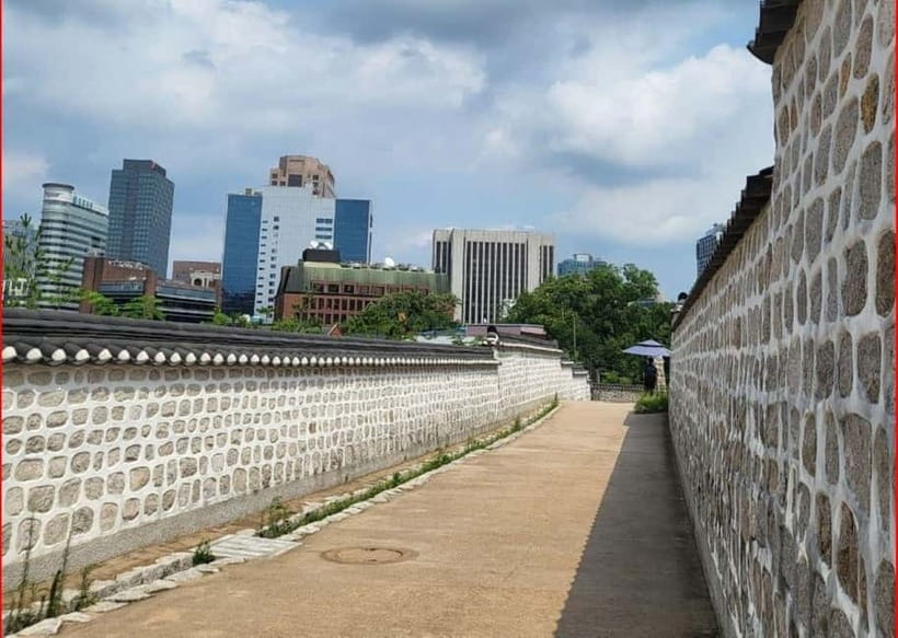 Seoul: Deoksugung Palace Heritage Walking Tour - Gwanghwamun Square and the symbols of modern Korea