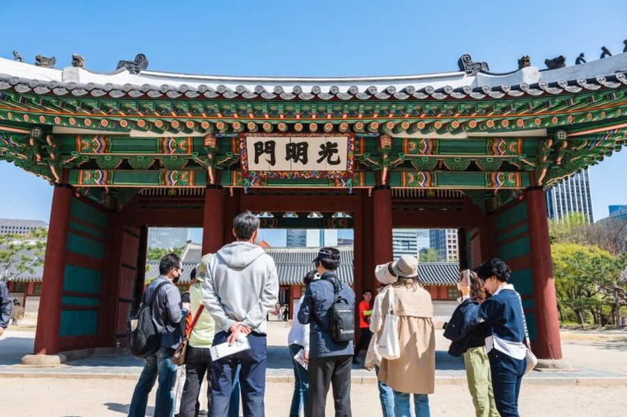 Seoul: Deoksugung Palace Heritage Walking Tour - Finishing at Cheonggyecheon