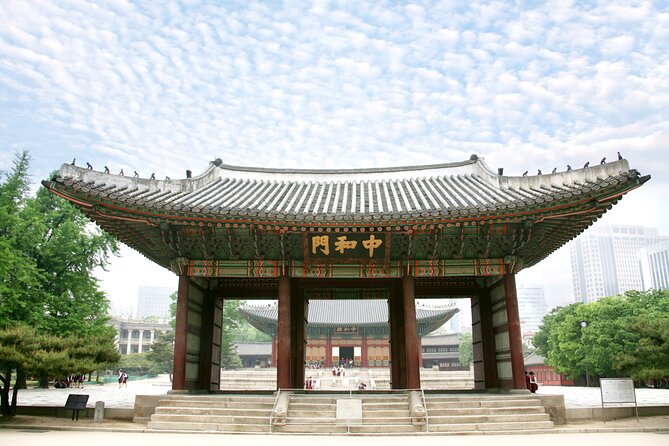 Seoul: Deoksugung Palace Night Tour - Meeting outside City Hall Station
