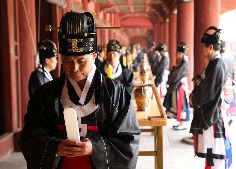 Seoul: Full-Day Royal Palaces Private Tour - Blue House, Seoul’s modern seat of power