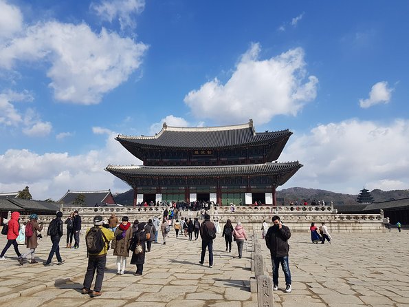 Seoul: Gyeongbok Palace, Bukchon Village, and Gwangjang Tour - Guides, storytelling, and photographs