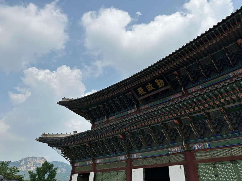 Seoul: Gyeongbok Palace, N Tower, & Local Market City Tour - Gyeongbok Palace and the guard ceremony