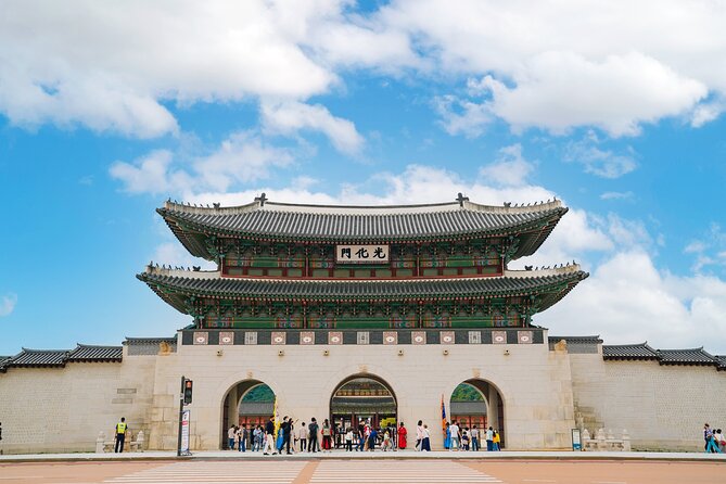 Seoul: Gyeongbokgung Palace Half Day Tour - Entering Seoul’s Joseon-era royal center