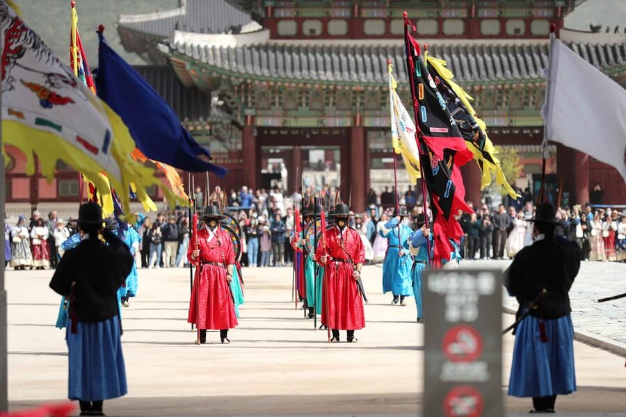 Seoul: Gyeongbokgung Palace Tour & Lunch at Authentic Market - Why this tour works as a first look at Seoul